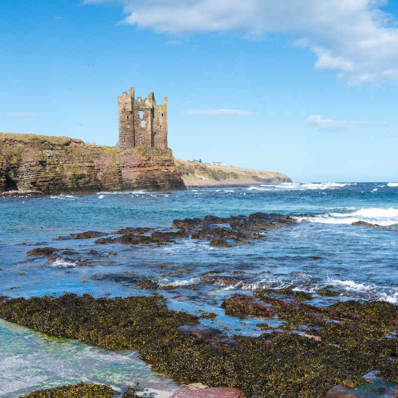 Blue skies over the ruins of Keiss Castle in Caithness